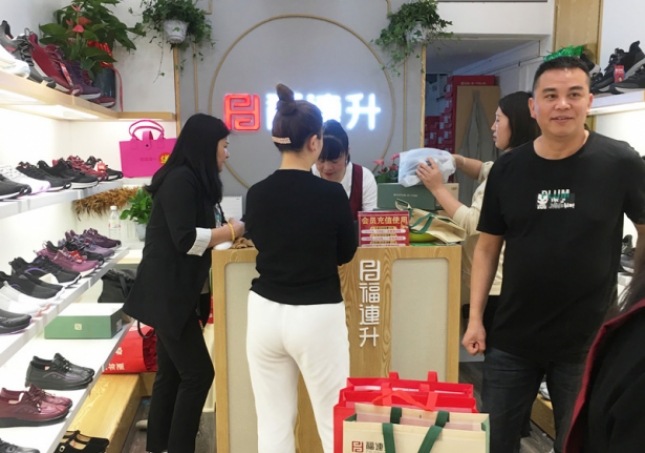 鞋店如何通過“鞋子以舊換新”的活動盈利？